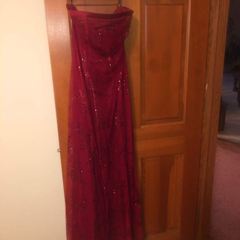 NEVER WORN red floor-length satin lace prom dress